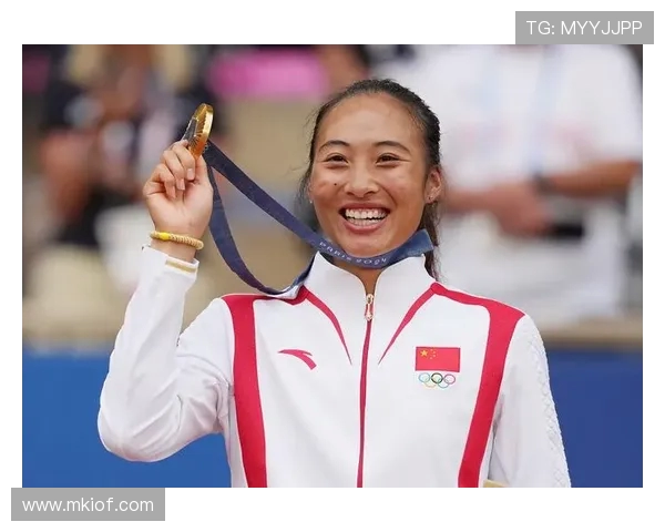 郑钦文赠阿尔卡拉斯 Labubu：温网训练场暖心互动，潮玩跨界点燃网坛友谊(1)